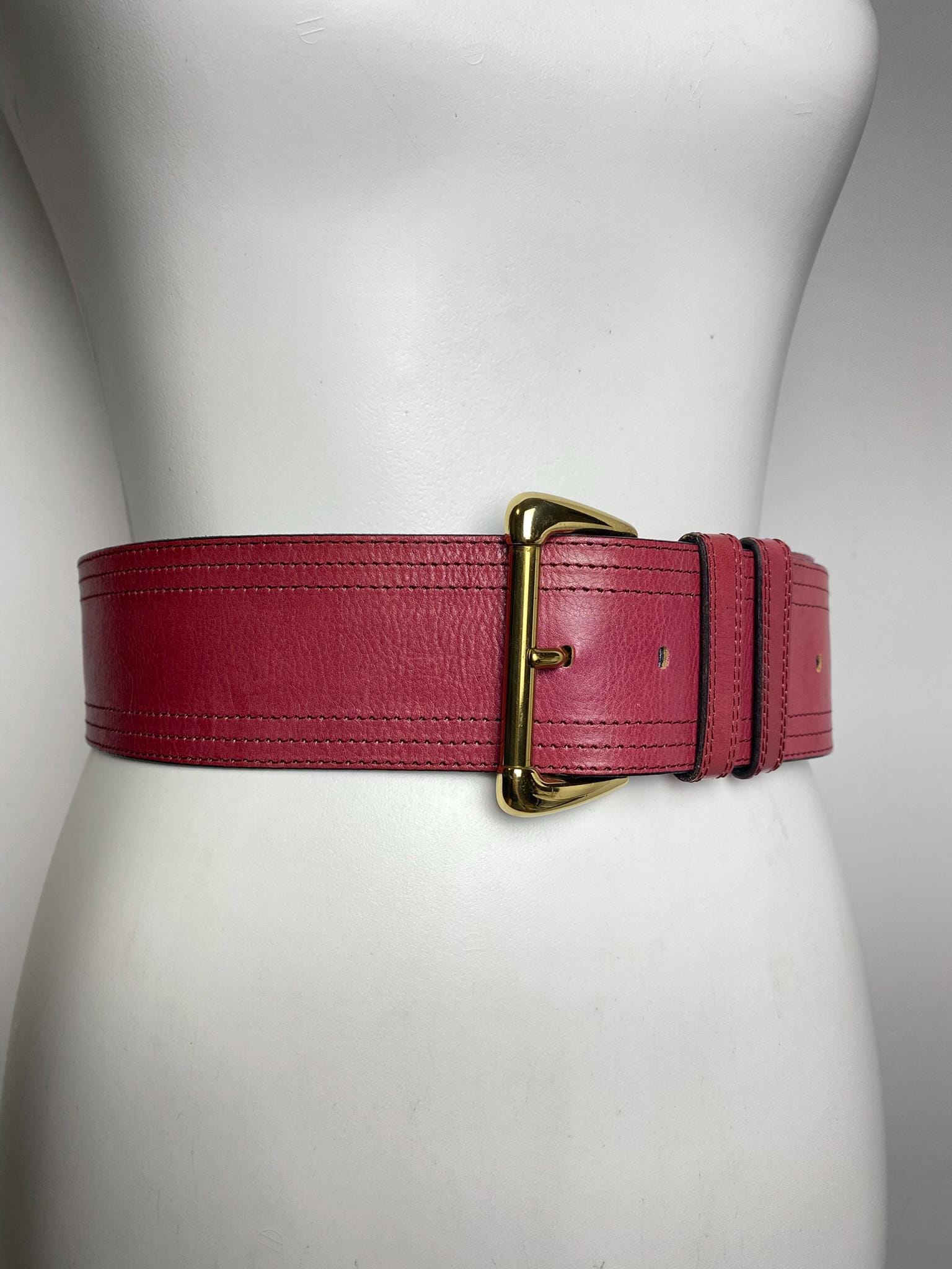 Vintage Wide Leather Belt With Gold Buckle – Statement Waist  display picture 3