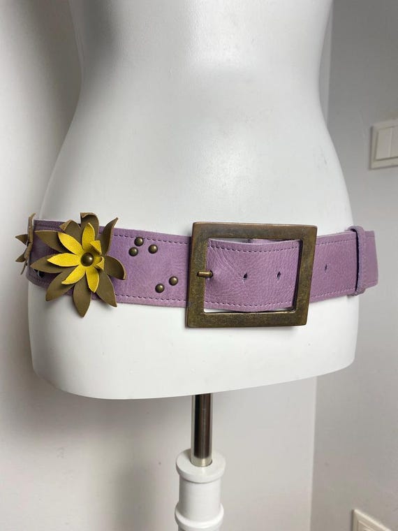 Vintage Lilac Leather Belt With Flower Details – 70s/80s  display picture 2