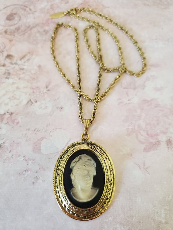 Vintage Cameo Necklace Molded Frosted Glass Lady F