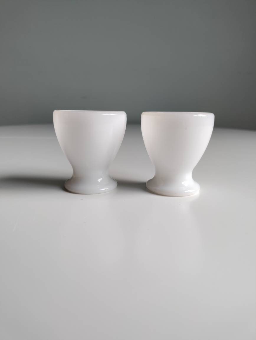 Lot Vintage 1970 Arcopal : 4 Grandes Tasses à Café, 4 Coquetiers Et Un Ravier En Verre Blanc