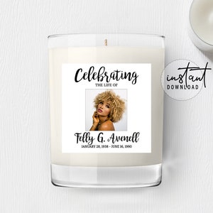 Puede incluir: Una vela blanca en un tarro de cristal transparente. La etiqueta dice "Celebrating the Life of Felly G. Avenell, January 28, 1938 - June 16, 1990." Una foto de una mujer con pelo rizado está en la etiqueta. Las palabras "instant download" también son visibles.
