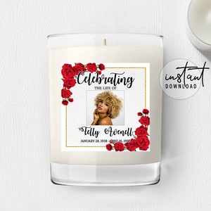 Peut inclure: Une bougie blanche avec une étiquette de design floral rouge et or. L'étiquette comprend une photo d'une femme et le texte "Celebrating the life of Felly Avenell January 28, 1938 - June 16, 1990".
