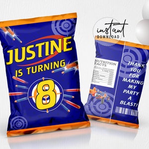 Puede incluir: Una bolsa de patatas fritas azul y naranja para fiesta con un diseño de diana y el texto "JUSTINE CUMPLE 8 AÑOS".