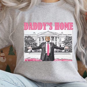Witte huis roze afbeelding Trump 2025 'Daddy's Home' – edgy digitale download MAGA-supportersverkiezing | Trump Preppy PNG Trump-sublimatie
