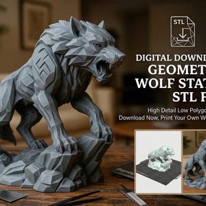 Puede incluir: Estatua de lobo geométrico gris con la boca abierta, sobre una base rocosa. La imagen incluye el texto "DESCARGA DIGITAL: ESTATUA DE LOBO GEOMÉTRICO ARCHIVO STL". Diseño de bajo polígono para impresión 3D.