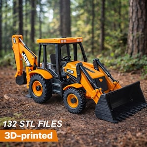 Puede incluir: Una retroexcavadora de juguete JCB naranja y negra con neumáticos grandes y un cucharón delantero. El juguete está impreso en 3D y tiene el texto "132 STL FILES". El fondo es un bosque.
