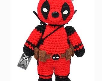 Handgemaakte gehaakte knuffelbeer Deadpool: grappig cadeau voor fans