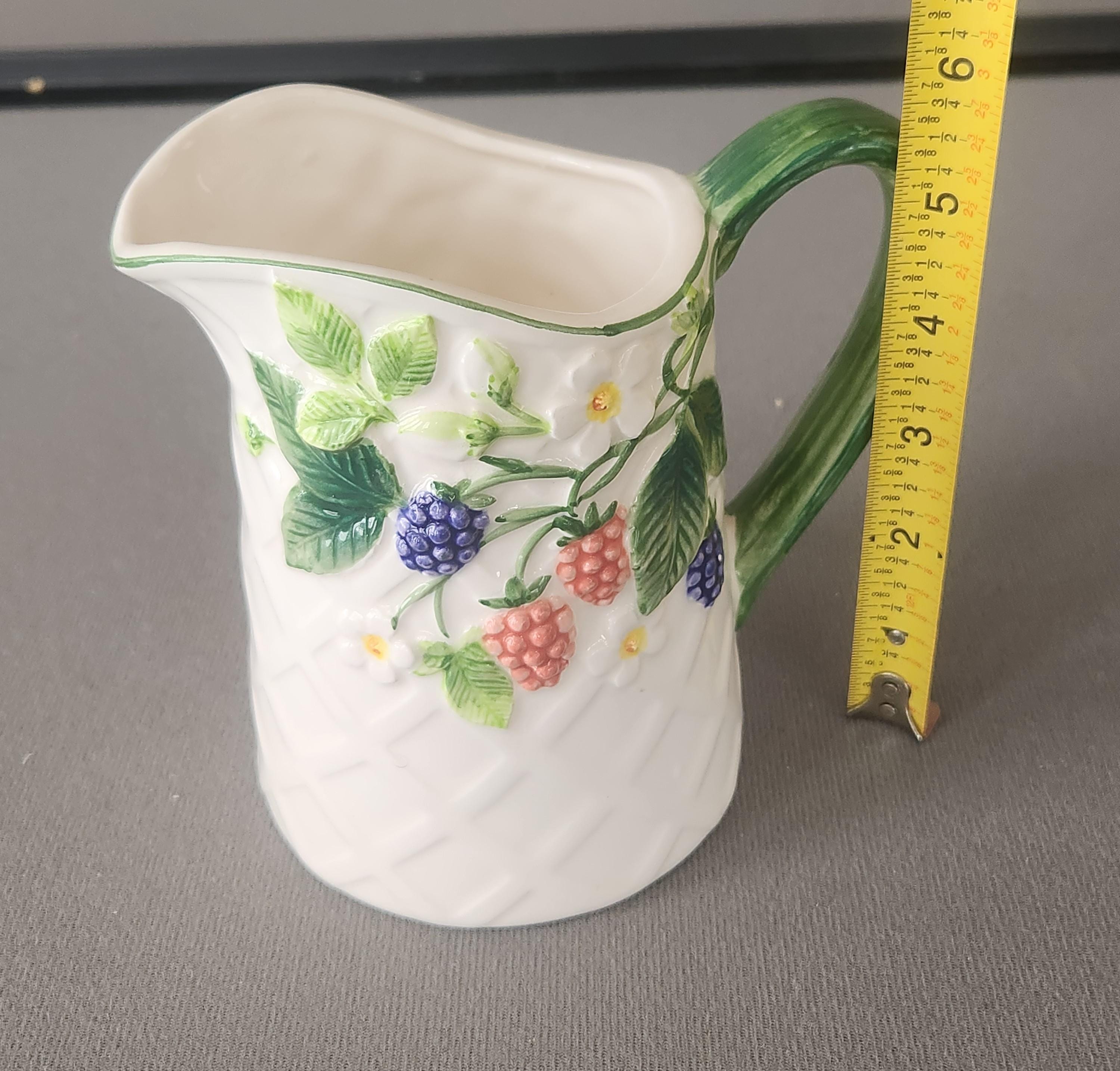 い Vintage Otagiri Berry Pitcher Hand Painted Japan Ceramic