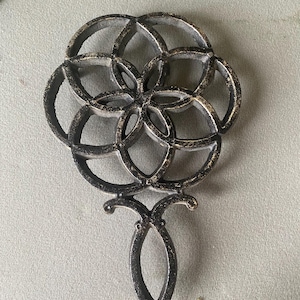 Vintage Cast Iron Trivet – Flower of Life Pattern – Raised 3-Leg Design – Rustic Black, 9” x 5.75”