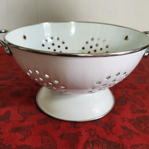 mode century style vintage white enamel colander with handle.11&quot;diameter.