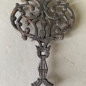 Vintage Ornate Cast Iron Trivet - 3 Legged Hot Plate Stand - Victorian / French Country Kitchen Decor