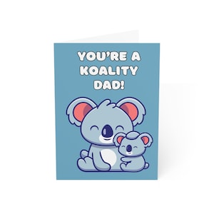 Puede incluir: Una tarjeta azul con un koala y un koala bebé abrazándose. La tarjeta dice "You're a Koality Dad!"