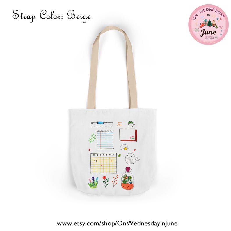 Puede incluir: Bolso tote blanco con correas beige. Presenta un dise&ntilde;o caprichoso de ilustraciones estilo cuaderno, incluyendo un calendario, una ballena y un terrario. El texto "Strap Color: Beige" est&aacute; en la parte superior izquierda. El logo de la tienda est&aacute; arriba a la derecha.