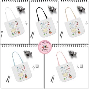 Puede incluir: Cinco bolsas de mano blancas con asas de diferentes colores: blanco, negro, beige, azul claro y rosa. Cada bolsa presenta un dise&ntilde;o colorido de calendario y planificador. Un globo rosa con el texto "On Wednesday in June" est&aacute; en el centro.