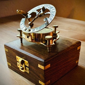 Brújula de reloj de sol de latón de 3 pulgadas con hermosa caja de madera, estilo antiguo, coleccionable, regalo