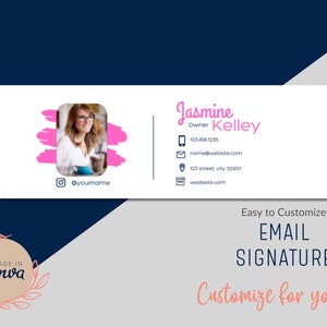 Puede incluir: Una plantilla de firma de correo electrónico blanca con un trazo de pincel rosa detrás de la foto de una mujer. El texto dice "Jasmine Kelley, Propietaria" con información de contacto que incluye un número de teléfono, una dirección de correo electrónico, una dirección postal y un sitio web. El texto "Fácil de personalizar FIRMA DE CORREO ELECTRÓNICO Personalizar para ti!" está en la parte inferior de la plantilla.