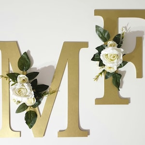 Pano de fundo de casamento com letras grandes de madeira douradas, monograma decorativo de madeira dourado para pendurar na parede, berçário de letras florais personalizadas
