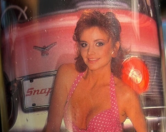 アメリカカップ 1987年 K23GoldStamp 1987 SNAP-ON Tool Girl Collector's Cup/mug, Pin up Girl Trish Mar