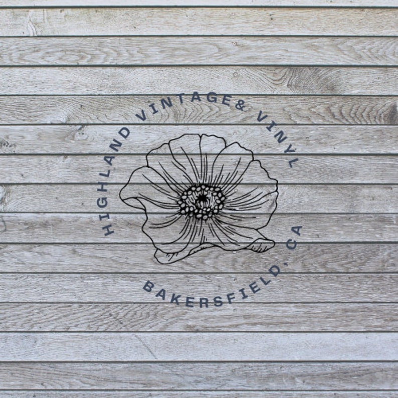 Peut inclure: Logo noir et blanc sur un fond en bois. Le logo repr&eacute;sente une fleur stylis&eacute;e et le texte "HIGHLAND VINTAGE & VINYL BAKERSFIELD, CA."