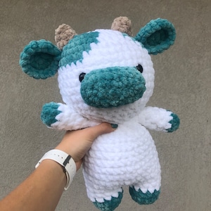 Gehäkelte Kuh Plüsch | großes Stofftierchen | weiches Plüschtier | individuelle Farben | handgemacht perfekt für Geschenk | flauschigem Garn