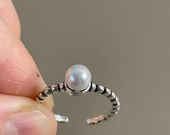 Zierliche Silber Perlenring, Silber Perlenring, Geschenk für sie, Minimalistischer Silberring für Frauen, Daumen verstellbarer Ring, Perlenring