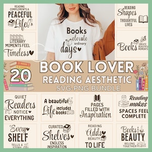 Può includere: Un pacchetto di design digitale con 20 illustrazioni grafiche a tema libro e tipografia. L'immagine centrale mostra una maglietta bianca con il testo 'Books elevate ordinary days' e l'icona di un libro aperto. I disegni circostanti includono citazioni letterarie, elementi floreali e icone legate alla lettura in una tonalità marrone scuro su sfondo chiaro.