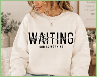 Dans l'attente, Dieu travaille svg, svg citation chrétienne, verset de la Bible svg, svg foi, svg religieux