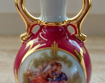 Delizioso piccolo vaso anfora in porcellana di Limoges rosso bordeaux con bellissimi dettagli dorati e romantica scena barocca, fatto a mano a Limoges, Francia