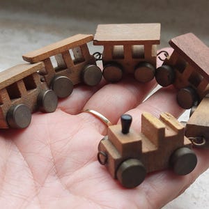 Handgjort vintage miniatyrtågset i trä: Mässingshjul, 6 delar
