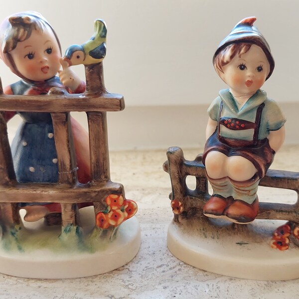 2 Originele Vintage Hummel beeldjes van jongen en meisje op/met een hekje, made by W. Goebel in Germany