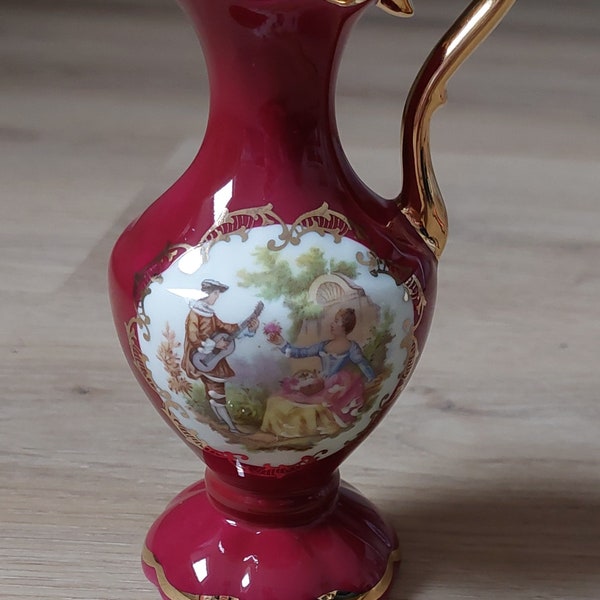 Joli vase en porcelaine de Limoges, fait main à Limoges, France, marqué en bas de « Véritable porcelaine » et OR, Rehausse main