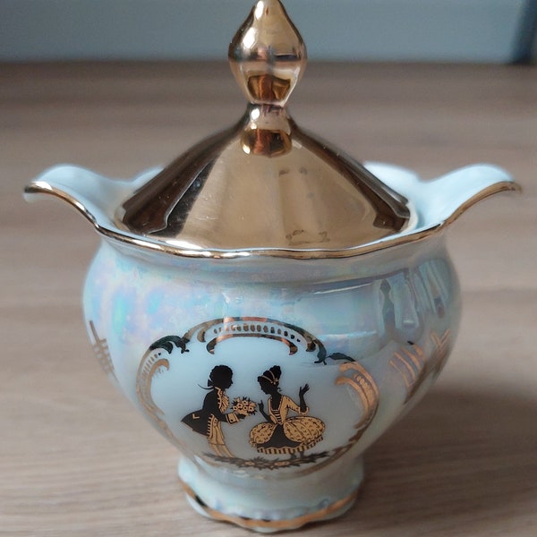 Vintage Gold-plated / parelmoer porseleinen suikerpot met romantisch tafereel van Bavaria, Germany, HWL 1926