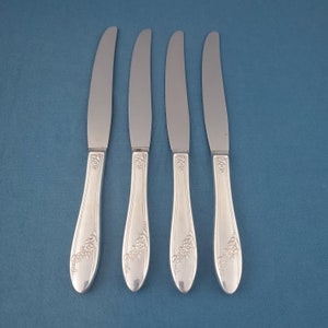 Oneida QUEEN BESS ii 1946 Silverplate Dinner Knife Knives 9 1/2" ~ Beautiful Vintage Flatware ~ Sold in sets of 4