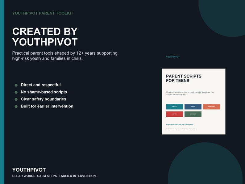Puede incluir: Un gr&aacute;fico informativo azul oscuro titulado YouthPivot Parent Toolkit. Presenta texto sobre herramientas para padres, puntos sobre seguridad y comunicaci&oacute;n, y un recuadro cuadrado blanco titulado Parent Scripts for Teens con botones de colores.