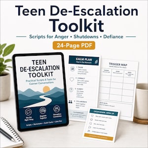 Op de afbeelding: Een digitale 24-pagina tellende PDF-toolkit voor de-escalatie bij tieners op een tabletscherm, vergezeld van geprinte werkbladen waaronder een kalmteplan, een triggerkaart en een kalmeerkaart in donkerblauwe, witte en oranje tinten.
