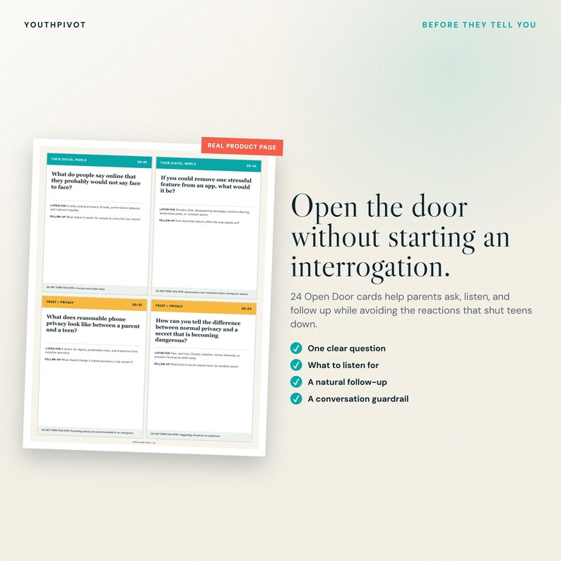 K&ouml;nnte beinhalten: Ein Set aus 24 Gespr&auml;chskarten namens YouthPivot mit t&uuml;rkisfarbenen und gelben Kopfzeilen. Jede Karte enth&auml;lt eine Frage, Tipps zum Zuh&ouml;ren und Nachfassfragen. Der Text lautet: Open the door without starting an interrogation, 24 Open Door cards help parents ask, listen, and follow up while avoiding the reactions that shut teens down.