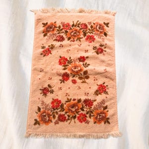 Dundee Floral Hand Towel - Peach + Red Roses Floral Flowers - 70s Bath Linens