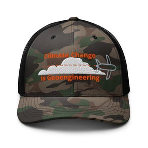Puede incluir: Gorra de camionero de camuflaje con el texto "Climate Change is Geoengineering" en naranja. El diseño incluye una nube y un avión estilizado. La gorra tiene una parte trasera de malla negra y una visera curva.