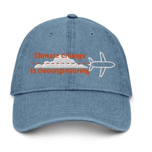 El cambio climático es geoingeniería en un sombrero de mezclilla bordado de color naranja.