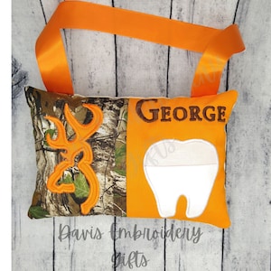 Almohada de Hada de los Dientes, Almohada bordada personalizada, Caza de ciervos, Camuflaje de caza de ciervos naranja, Idea de Hada de los Dientes para niños, Cabeza de ciervo