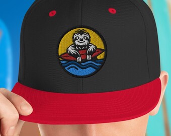 Broderad Snapback-keps med surfande sengångare: Beach Bum Trucker-keps