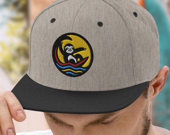 Broderad truckerkeps med surfande sengångare: Beach Bum Snapback