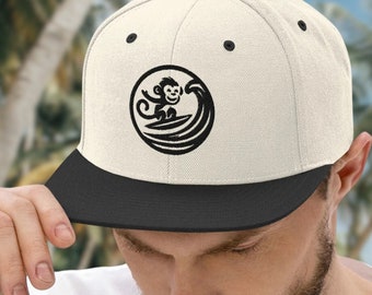 Surfing Monkey Broderad Snapback-keps: Strandbum Semesterpresent
