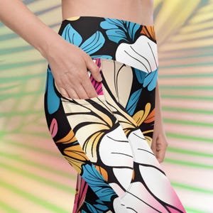 Colorful Hibiscus Tropical Flowers & Leaf Pattern Women&#39;s Leggings w/ pockets, Yoga Pants, Bright Colors Modern Print Exotic Hawaiian Floral