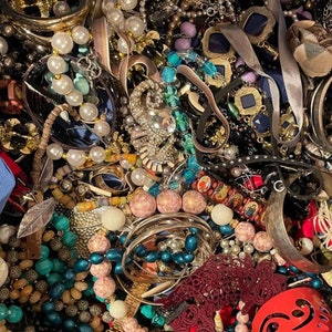 1.8 - 2+ Lb Jewelry lot, Bulk Vintage  To Modern Jewelry, FOR CRAFTING PURPOSES There are some wearable items missing a part or scratched)