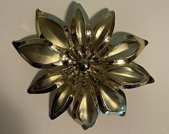 HAISWET Retro Gold Tone Multicolor Flower Brooch Pin - Women's Shawl & Sweater Accessory