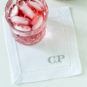 Weiß gestickte Initialen Cocktail Leinen Serviette, Monogramm Leinen Serviette, personalisierte Cocktail Serviette, Hochzeitsgeschenk