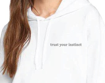Moletom com capuz com texto bordado personalizado: Confie no seu instinto