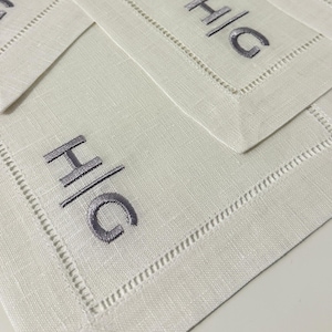 Weiß gestickte Initialen Cocktail Leinen Serviette, Monogramm Leinen Serviette, personalisierte Cocktail Serviette, Hochzeitsgeschenk