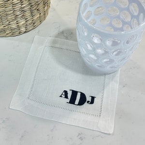 Gestickte Monogramm-Cocktail-Leinenserviette, Monogramm-Leinenserviette, personalisierte Cocktail-Serviette, Hochzeitsgeschenk Weiße Leinenserviette